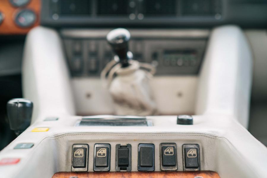Детали интерьера Lamborghini LM002 1997 года  (фото 30 из 45)